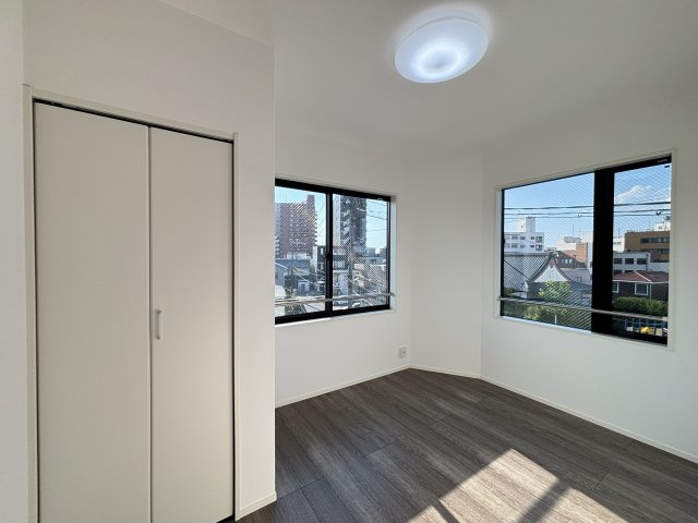 MELDIA東区徳川214③｜名古屋市の戸建ならホームアップの洋室|窓から心地よい光と風を取り込む二面採光。プライベートな時間をゆったりと過ごせる、安らぎの居室空間です。