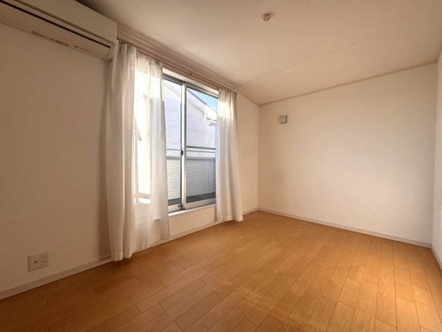 【子供部屋】 | 新座市栗原4丁目　中古一戸建住宅　(保谷店) | 3階5.5帖/お好みのインテリアで安らぐ癒し空間が生まれます。※家具、家電、小物類等は含まれておりません。
