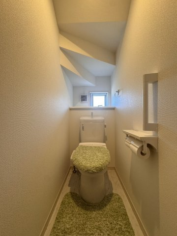 【トイレ】 | 新座市栗原4丁目　中古一戸建住宅　(保谷店) | 1階/白で統一された清潔感あるトイレ。※家具、家電、小物類等は含まれておりません。