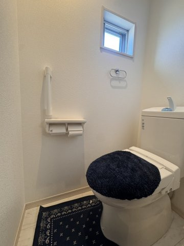 【トイレ】 | 新座市栗原4丁目　中古一戸建住宅　(保谷店) | 2階/手すりが設置された安全・安全設計です。※家具、家電、小物類等は含まれておりません。