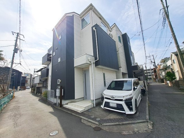 【外観】 | 新座市栗原4丁目　中古一戸建住宅　(保谷店) | 太陽光発電設備付きで光熱費を抑えた暮らしが実現可能です。