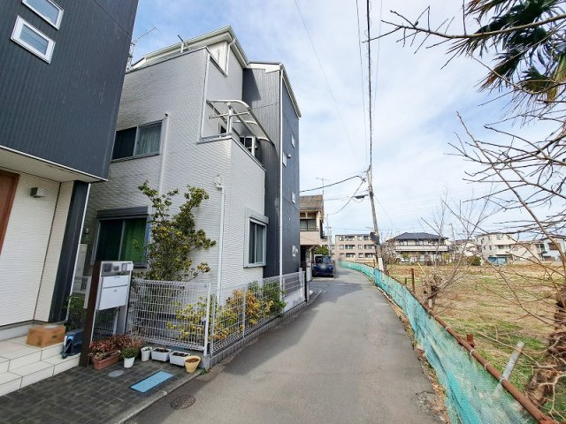 【前面道路含む現地写真】 | 新座市栗原4丁目　中古一戸建住宅　(保谷店) | 公園にも近く、豊かな落ち着いた住環境です。