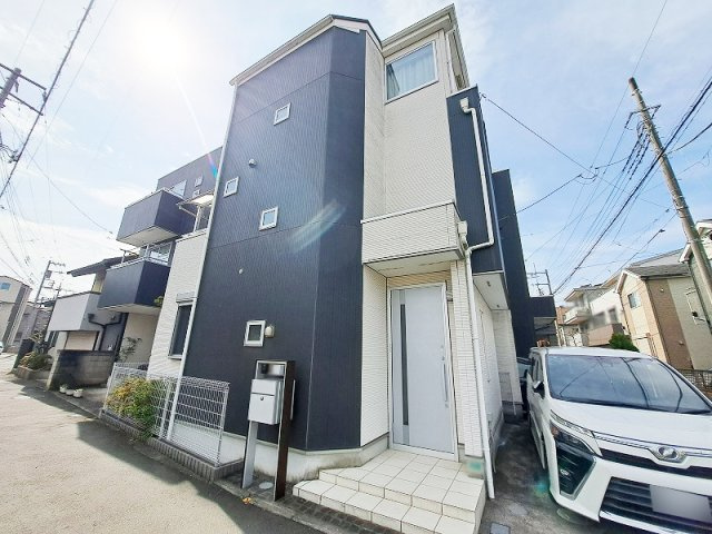 【外観】 | 新座市栗原4丁目　中古一戸建住宅　(保谷店) | 太陽光発電装置設置のオール電化住宅！カースペース付き3LDKです！※車は含まれておりません。