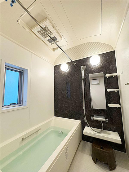 【浴室】 | 新座市栗原4丁目　中古一戸建住宅　(保谷店) | 1日の疲れを癒すバスルーム。浴室乾燥機が備わり、防カビ対策や雨の日のお洗濯にも活躍いたします。※家具、家電、小物類等は含まれておりません。