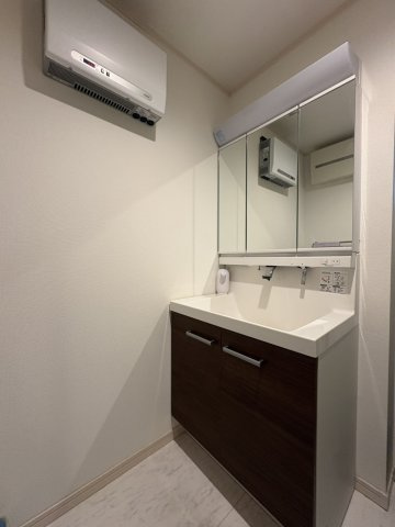 【独立洗面台】 | 新座市栗原4丁目　中古一戸建住宅　(保谷店) | 洗面台には大きく見やすい三面鏡が付いているので、身支度がスムーズに行えます。※家具、家電、小物類等は含まれておりません。