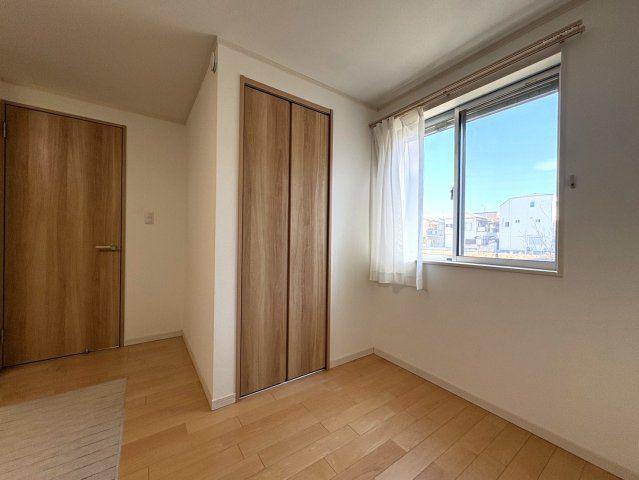 【寝室】 | 新座市栗原4丁目　中古一戸建住宅　(保谷店) | 1階7.7帖/落ち着いた色味のクロスとフローリングでほっと一息つける空間。※家具、家電、小物類等は含まれておりません。