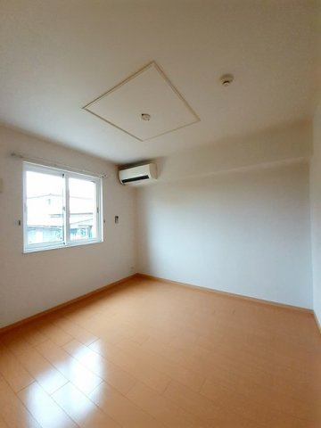 明るい色調の室内です