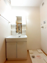 ゆったりとスペースのある洗面所