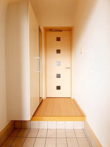 収納もある玄関です