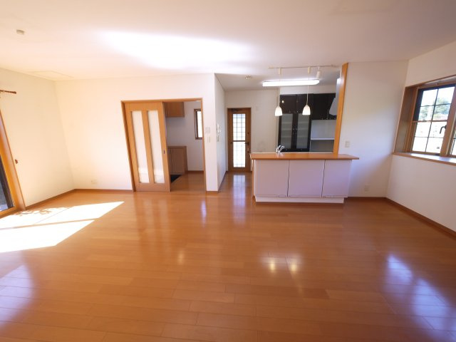 長生郡白子町古所　中古戸建の居間・リビング|平成23年7月築 オール電化カーポート2台 白子海岸まで車約8分 閑静な立地 ハウスクリーニング済み