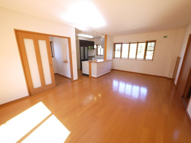 長生郡白子町古所　中古戸建の居間・リビング|平成23年7月築 オール電化カーポート2台 白子海岸まで車約8分 閑静な立地 ハウスクリーニング済み