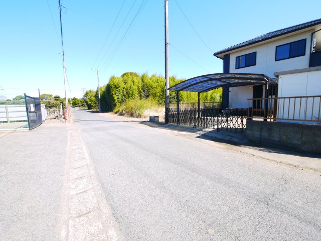 長生郡白子町古所　中古戸建の前面道路含む現地写真|平成23年7月築 オール電化カーポート2台 白子海岸まで車約8分 閑静な立地 ハウスクリーニング済み