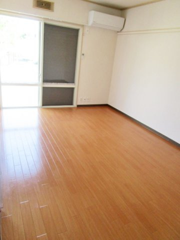 広くて明るい寝室