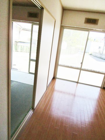 落ち着いた色調の洋室です