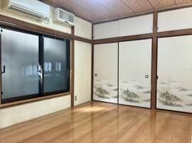 落ち着いて過ごせるお部屋なので、寝室にいかがでしょうか
