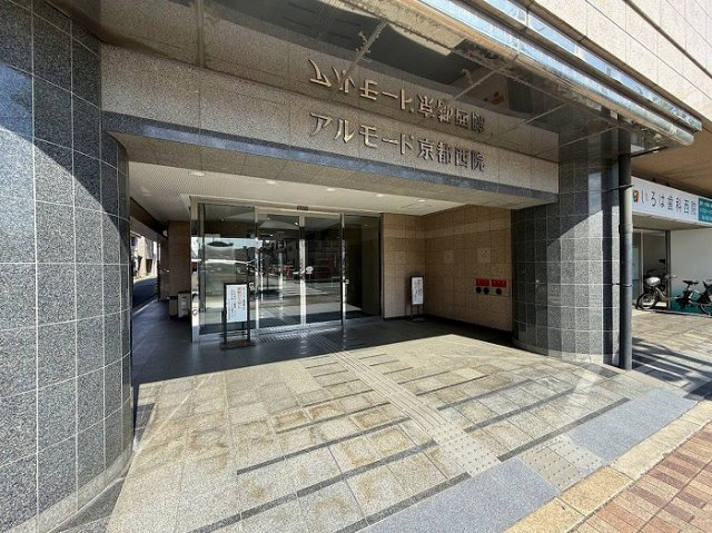アルモード京都西院のエントランス