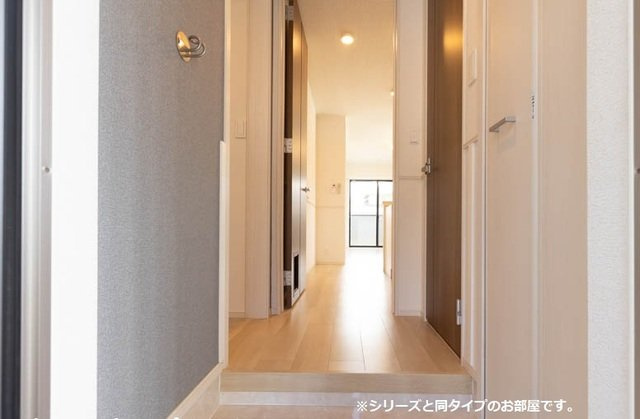 ロイヤル長伏の玄関