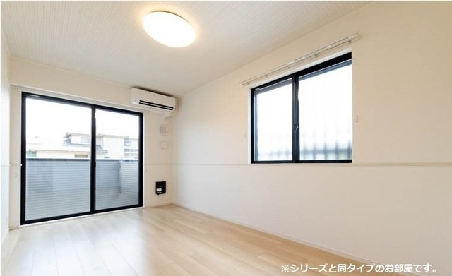 ロイヤル長伏の居間・リビング