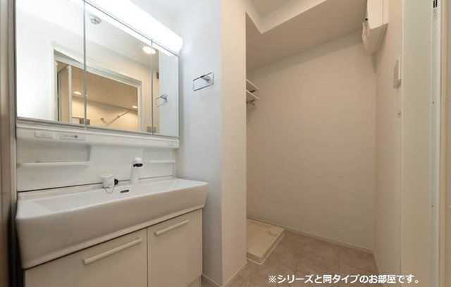 ロイヤル長伏の洗面所