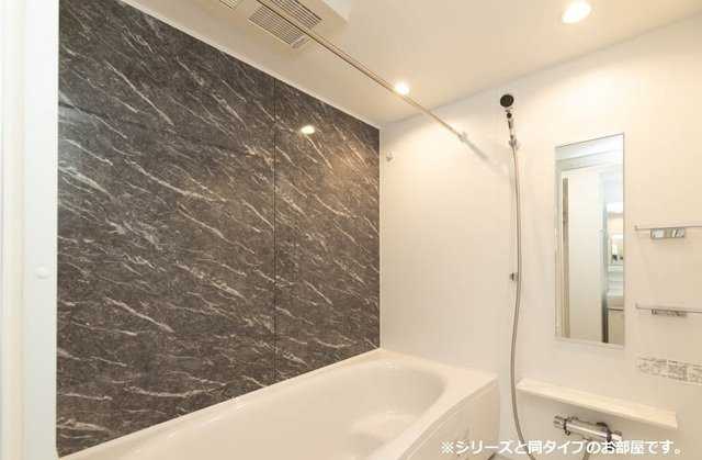 ロイヤル長伏の浴室