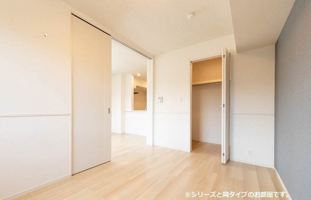 ロイヤル長伏の洋室