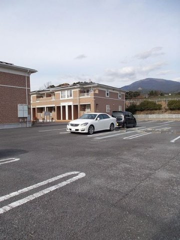 クレメントヒルＢ棟の駐車場