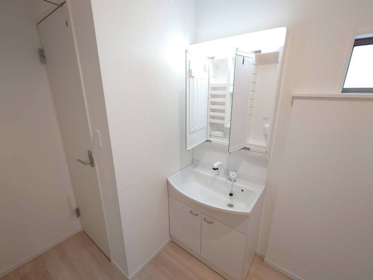 ♥♥南城市佐敷冨祖崎第７－１号棟の独立洗面台|独立洗面台、小物を置くことができて便利です