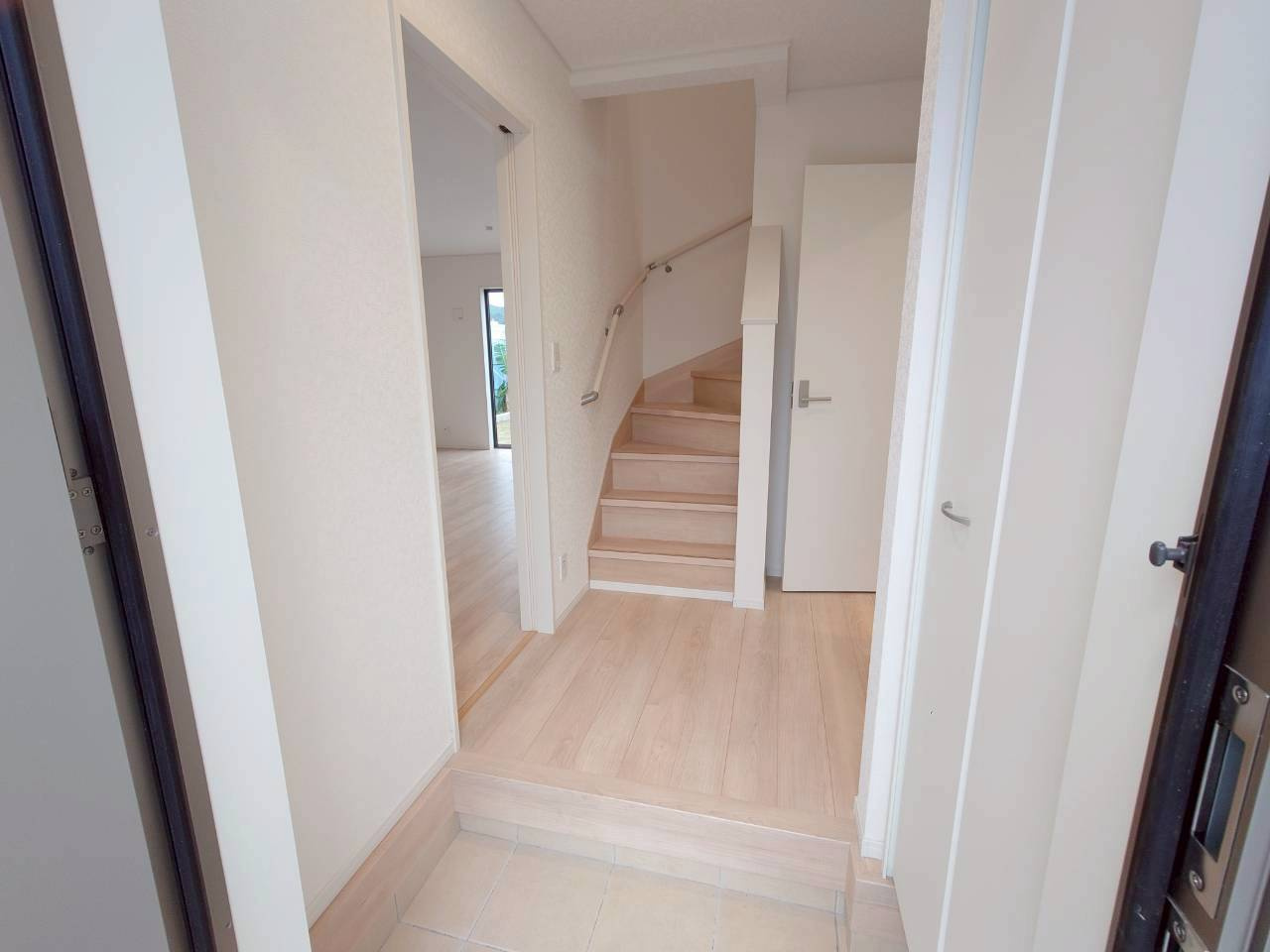 ♥♥南城市佐敷冨祖崎第７－１号棟の玄関|収納もある玄関です