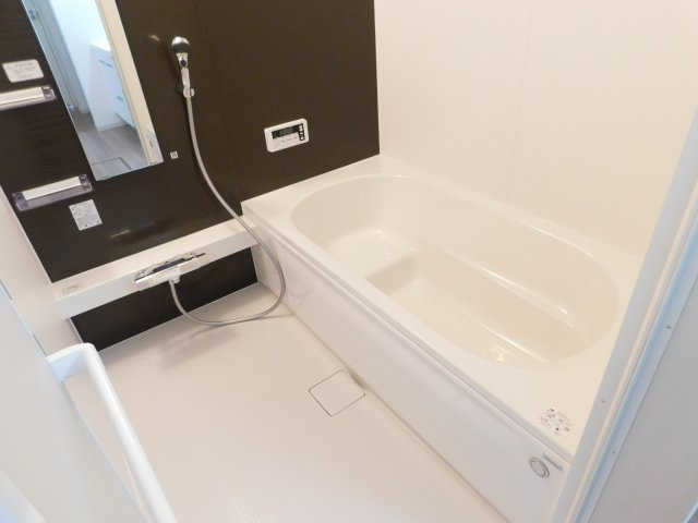 名古屋市南区上浜町3期の浴室|◇浴室◇　　広い１坪サイズ・浴室暖房乾燥機・保温浴槽・追い焚き機能・ベンチ浴槽・エコシャワー・オートバス・バリアフリーバス・浴室窓あり♪