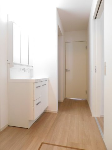 名古屋市南区上浜町3期の独立洗面台|◇洗面室◇　　三面鏡付シャワードレッサー（７５０サイズ）　くもり止め仕様　収納スペース完備！