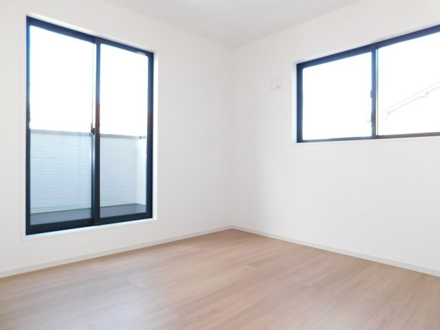 名古屋市南区上浜町3期の洋室|◇洋室◇　　明るい洋室６．６帖　全居室収納完備！　バルコニー付き♪