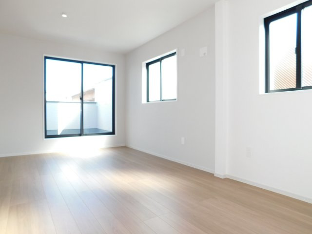 名古屋市南区上浜町3期の洋室|◇洋室◇　　南面で明るい洋室１２．７帖　収納２ヶ所完備！　家族の成長に合わせて８．４帖と４．３帖の２部屋に変更可能です♪　バルコニー付き！　