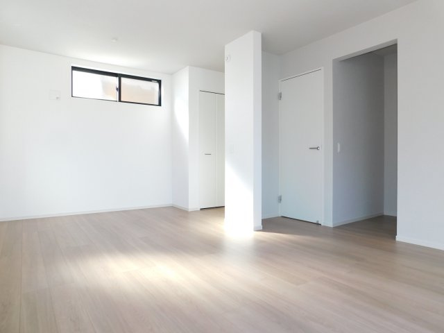 名古屋市南区上浜町3期の洋室|◇洋室◇　　南面で明るい洋室１２．７帖　収納２ヶ所完備！　家族の成長に合わせて８．４帖と４．３帖の２部屋に変更可能です♪　バルコニー付き！　