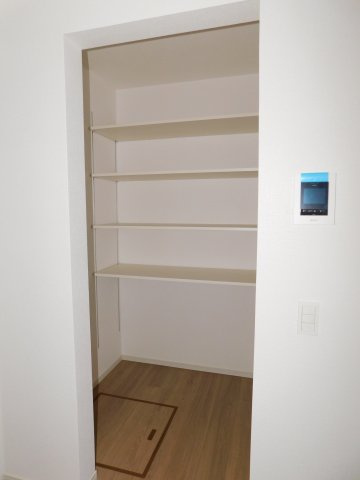 名古屋市南区上浜町3期の収納|◇パントリー◇　　食料品や調理器具、食器などが片付く便利な可動棚のパントリー♪