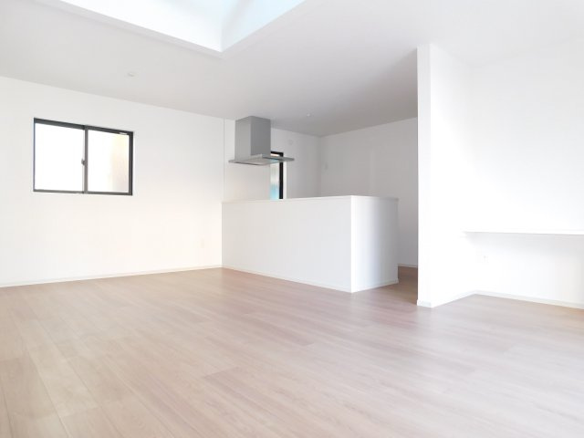 名古屋市南区上浜町3期の居間・リビング|◇リビング◇　　明るく広いリビング２０．６帖　スタディーカウンター付き♪