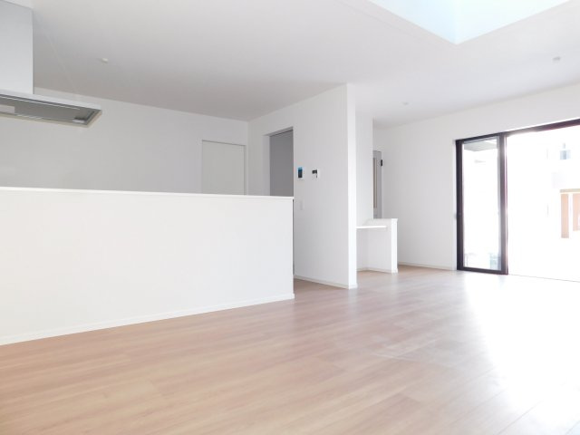 名古屋市南区上浜町3期の居間・リビング|◇リビング◇　　明るく広いリビング２０．６帖  キッチン横にパントリー完備！