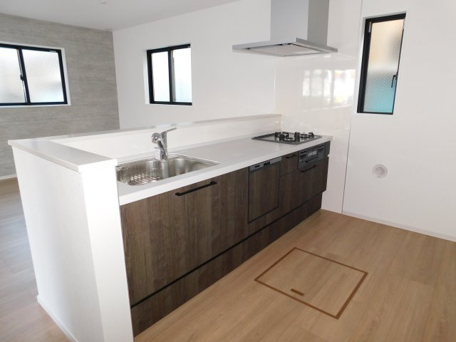 名古屋市南区上浜町3期のキッチン|◇キッチン◇　　人気の対面式・人造大理石カウンター・浄水器一体型水栓・静音仕様シンク・食洗機・薄型換気扇・Ｓｉセンサーコンロ（３口）・床下収納庫など