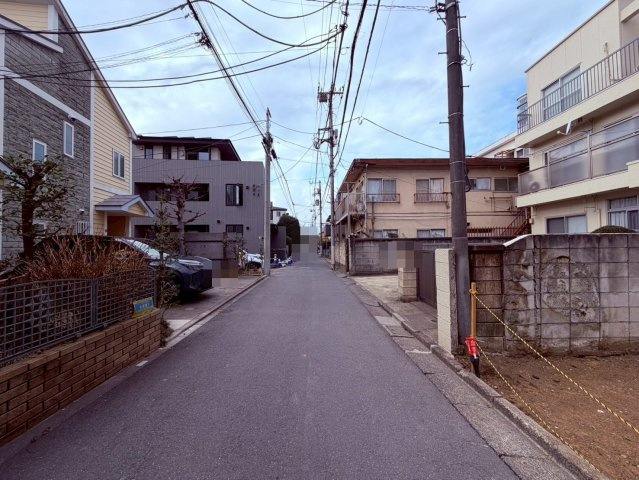 【前面道路含む現地写真】 | 中野区中野３丁目　売地 | 落ち着いた住宅街の一角、ゆったり過ごせる住環境です