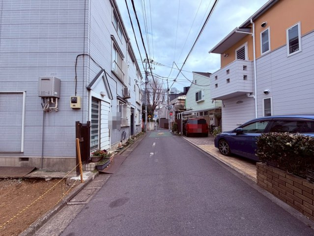 【前面道路含む現地写真】 | 中野区中野３丁目　売地 | 閑静な住宅街に位置し、公園も近く自然豊かな立地です