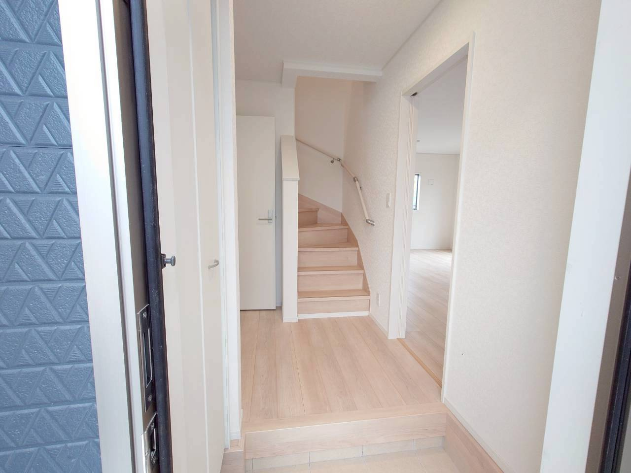 ♥♥南城市佐敷冨祖崎第７－3号棟の玄関|収納もある玄関です