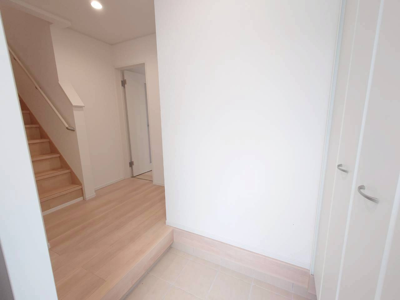 ♥♥南城市佐敷冨祖崎第７－4号棟の玄関|明るい玄関です