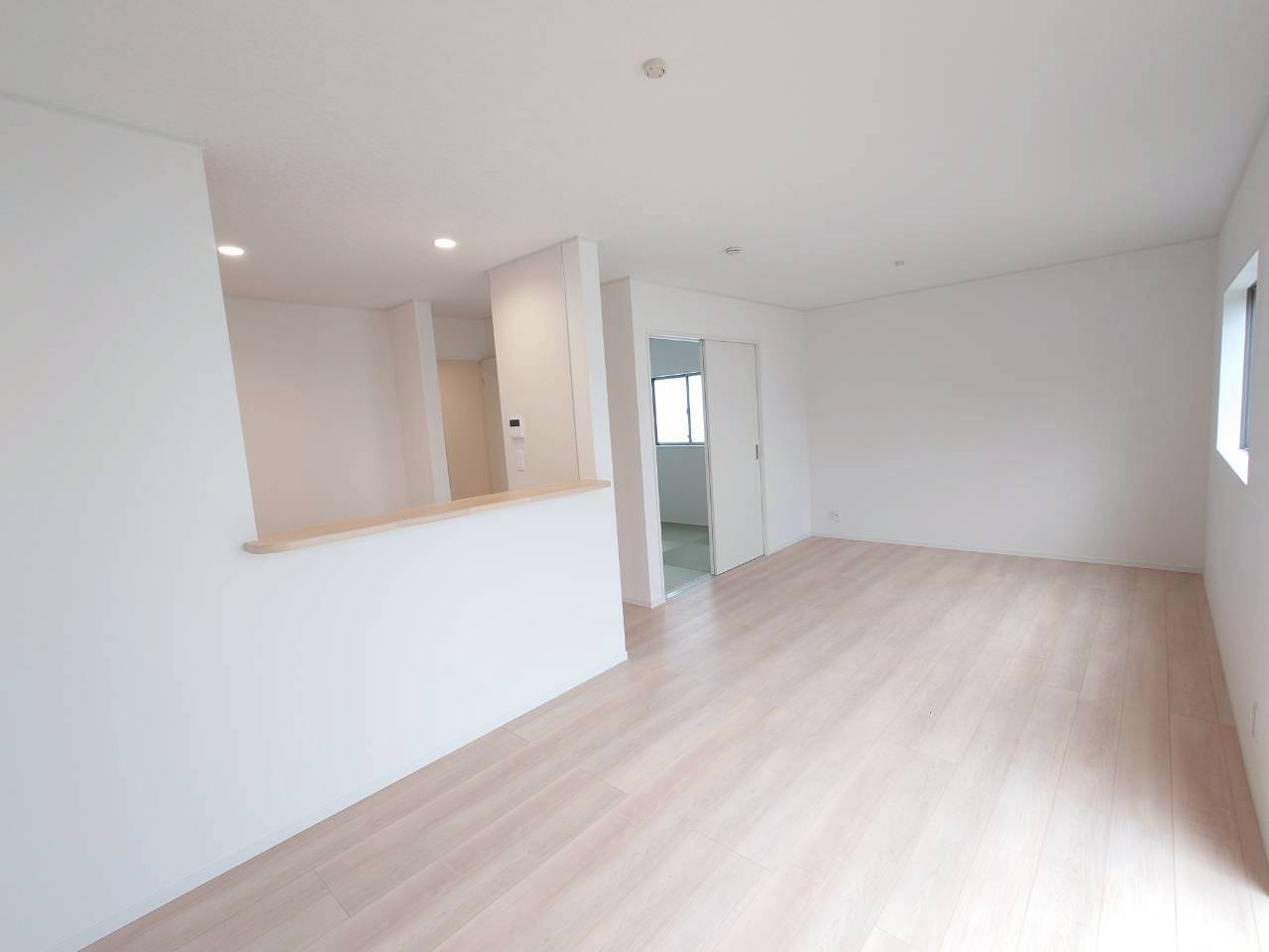 ♥♥南城市佐敷冨祖崎第７－4号棟の居間・リビング|こちらの居間で趣味の時間をお楽しみください