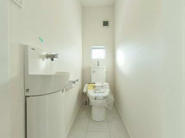 板橋区東新町2丁目 全9棟 B号棟のトイレ|トイレは1階・2階にございます
温水洗浄暖房便座機能付
B号棟1階トイレには手洗いカウンター完備