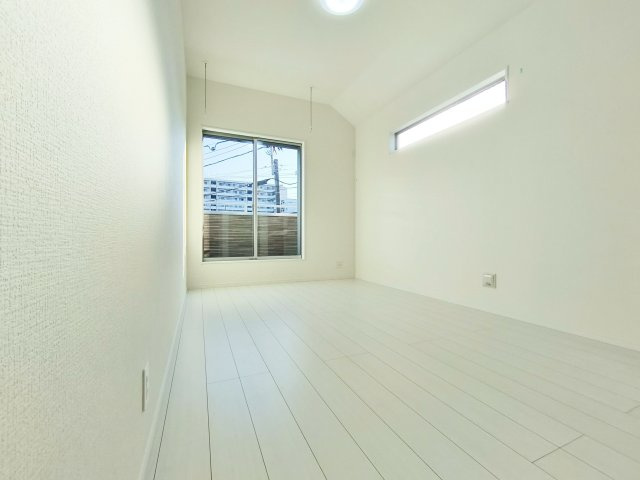 板橋区東新町2丁目 全9棟 B号棟の洋室|2階7.25帖洋室
主寝室にもピッタリな広々とした居室
南向きの窓から暖かな光が入る快適なお部屋です