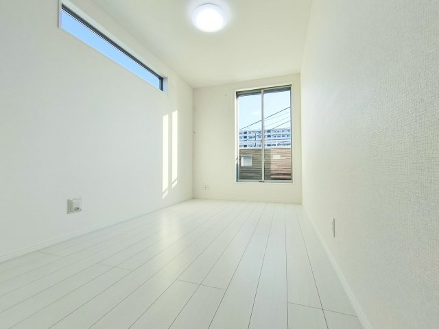 板橋区東新町2丁目 全9棟 B号棟の洋室|2階5.5帖洋室
全室5帖以上で広さをしっかりと確保
南向きのバルコニーへは2部屋かだ出入り可能