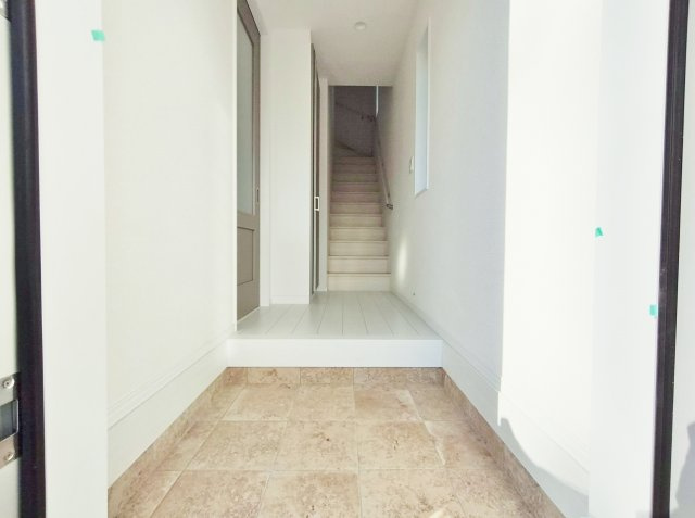 板橋区東新町2丁目 全9棟 B号棟の玄関|2階5.25帖洋室
お子様部屋の他、書斎や趣味のお部屋などにも多目的にお使いいただけます