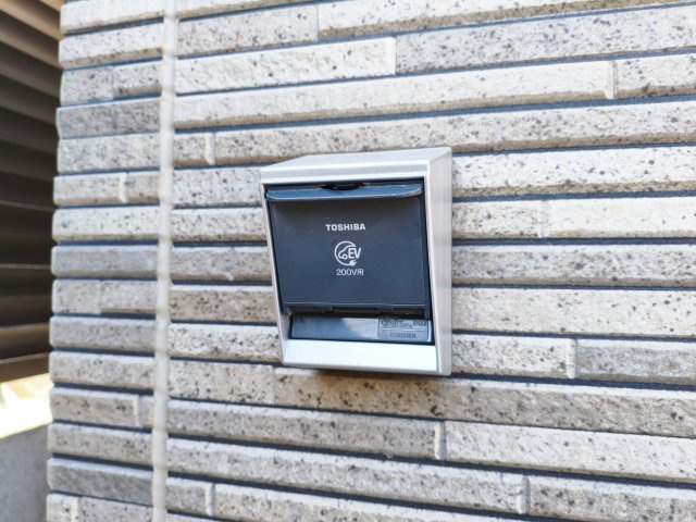 板橋区東新町2丁目 全9棟 B号棟の設備|電気を動力とするEV車、充電が可能なハイブリッド車「PHEV車」の充電を行えるコンセント完備
