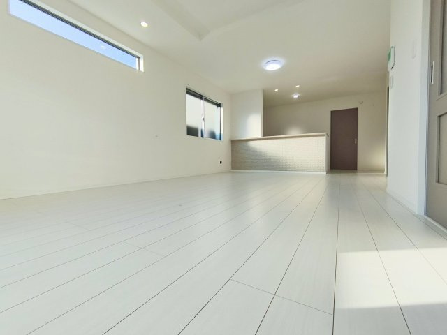 板橋区東新町2丁目 全9棟 B号棟の居間・リビング|リビングは広々20.37帖♪♪
ご家族皆様でゆったりとお寛ぎいただける広さです