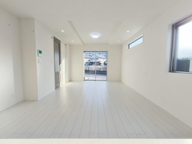 板橋区東新町2丁目 全9棟 B号棟の居間・リビング|通風・採光にも優れ、心地よい光と風があふれる心地よい空間
足元から暖かい床暖房完備