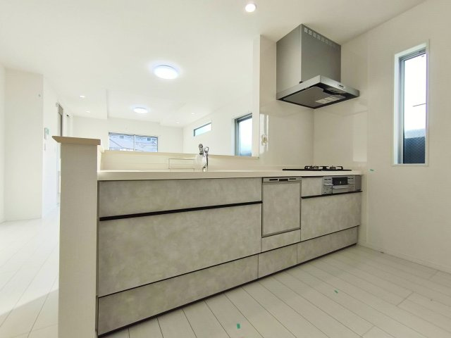 板橋区東新町2丁目 全9棟 B号棟のキッチン|人気の対面式システムキッチン搭載
デザイン性と機能性を兼備えております